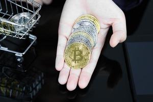 monete bitcoin nella mano di una donna d'affari foto