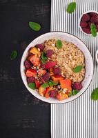 fiocchi d'avena porridge con lampone e pesca su buio sfondo. salutare prima colazione. vegetariano cibo. superiore Visualizza foto