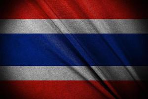 il Tailandia bandiera soffiando, e agitando nel il vento su pennone, su buio sfondo foto