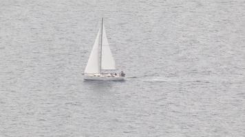 andare in barca. nave yachts con vele nel il Aperto mare. foto