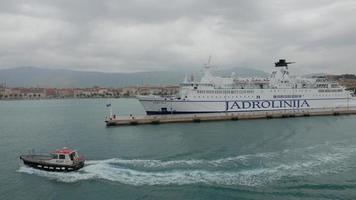 traghetto nel davanti di il Diviso vecchio cittadina nel Croazia foto