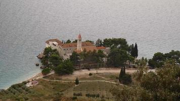 bol su brac isola. monastero su ciottolo spiaggia nel bol Visualizza, isola di brac, arcipelago di dalmazia, Croazia foto