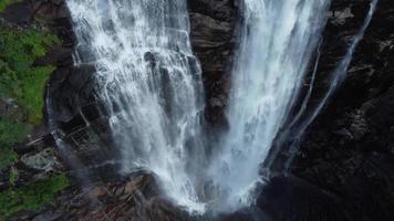 cascata nel montagne. all'aperto natura nel Norvegia foto