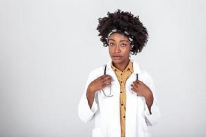 medicinale, professione e assistenza sanitaria concetto - contento sorridente africano americano femmina medico nel bianca cappotto con stetoscopio al di sopra di sfondo foto