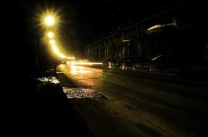 vecchio buio umido tunnel con leggero sentieri. foto