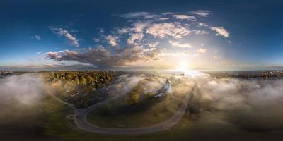 pieno hdri 360 panorama di prima nebbioso mattina e aereo Visualizza su medievale castello e lungomare prospiciente il vecchio città e storico edifici vicino largo fiume nel equirettangolare proiezione foto