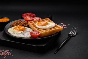 delizioso sostanzioso prima colazione consistente di un' fritte uovo, belga cialda foto