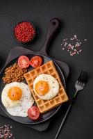 delizioso sostanzioso prima colazione consistente di un' fritte uovo, belga cialda foto