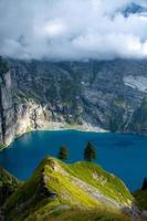 un' blu montagna lago circondato di montagne foto