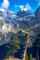 un' blu montagna lago circondato di montagne foto