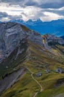 montagna paesaggio sotto nuvoloso cielo foto