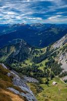 montagna paesaggio sotto nuvoloso cielo foto