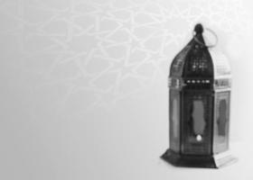 tradizionale lanterna su un' bianca sfondo con arabesco occhiali da sole effetto. grigio, un' sfondo per Ramadan. sociale media messaggi .musulmano santo mese Ramadan kareem foto