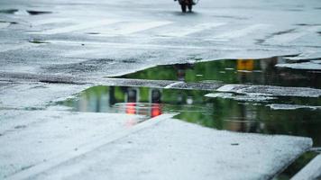 il poco acqua piscina su il strada nel il città dopo il pioggia foto