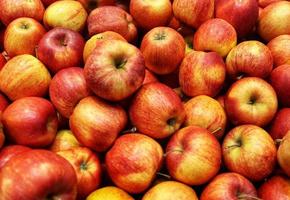 mucchio di fresco mele nel il mercato, alto vista, organico rosso e giallo mele foto