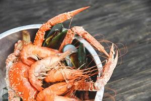 frutti di mare mollusco con cottura a vapore gamberetti gamberi mitilo Granchio bollito caldo pentola foto