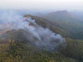 wildfire su il montagna fuoco ardente foresta asciutto bambù foresta a asiatico nel il estate, aereo Visualizza foresta fuoco wildfire ardente albero con smog nebbia su su il aria PM2.5 globale riscaldamento concetto foto