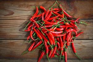 chili Pepe, rosso caldo peperoncino peperoni su di legno sfondo. vicino su gruppo di maturo rosso peperoncino foto