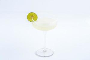 classico Margherita cocktail con sale e lime su il bianca sfondo. foto