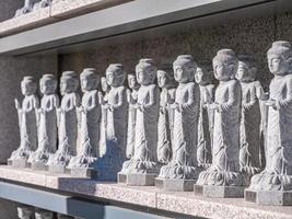 statue buddiste nel tempio di bongeunsa, città di seoul, corea del sud