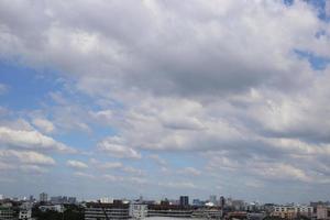 buio blu nube e bianca blu cielo sfondo e città sera tempo con piovoso nuvoloso tempo foto