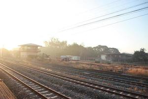 azienda agricola con treno ferrovia con sole leggero no treno foto