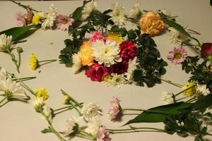 mazzo di molti di fiori diffusione su il tavolo pavimento foto