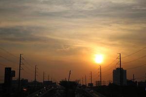 ansa d'oro nuvoloso cielo nel tramonto sfondo nel città edificio cittadina foto