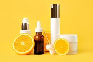 impostato di cosmetici per pelle cura e bellezza con fresco succoso arance. pelle cura e bellezza prodotti concetto foto