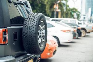 auto scorta pneumatico, scorta ruota o fuori strada posteriore pneumatico parcheggiata nel un' shopping centro commerciale nel Laos, Asia foto