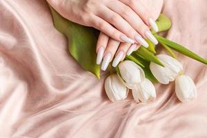 femmina mano con primavera chiodo design. foto