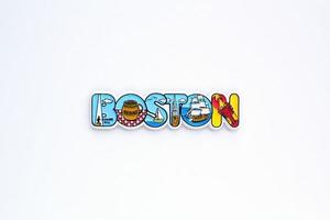 colorato pvc souvenir frigo magnete di boston, Stati Uniti d'America su bianca sfondo. viaggio memoria concetto. regalo tipico Prodotto per turisti a partire dal straniero viaggio. casa decorazione. superiore Visualizza, piatto posizione, vicino su foto