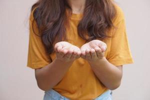 asiatico donna fabbricazione un' desiderio a partire dal il santo cose foto