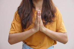 asiatico donna fabbricazione un' desiderio a partire dal il santo cose foto