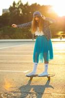 giovane moderno donna con skateboard foto