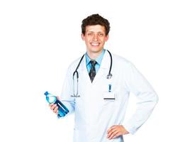 ritratto di un' sorridente maschio medico Tenere bottiglia di acqua su bianca foto
