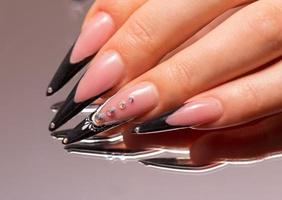 manicure con riflessione nel il specchio foto