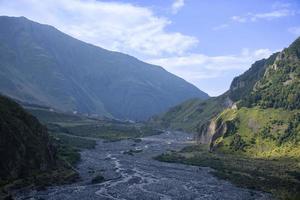 georgiano militare strada, Caucaso montagne. bellissimo montagnoso la zona con un' fiume. foto
