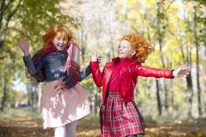 contento bambini giocare nel il autunno parco su un' caldo soleggiato autunno giorno. foto