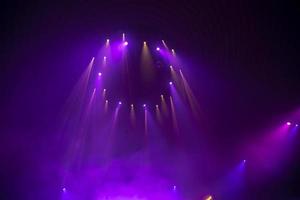 viola raggi a partire dal palcoscenico faretti su un' buio sfondo. foto
