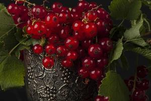 rosso ribes frutti di bosco nel un' argento bicchiere avvicinamento. foto