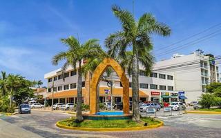 playa del Carmen quintana roo Messico 2022 strada con traffico cerchio e tropicale palme playa del carmen. foto