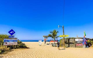 puerto escondido oaxaca Messico 2023 persone ombrelloni sole lettini spiaggia onde palme zicatela Messico. foto