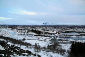 islandese paesaggio con fiordo, lago e montagne nel inverno a pingvellir nazionale parco foto