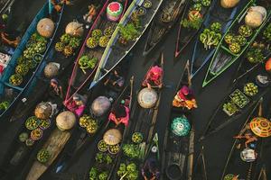 banjarmasin, Indonesia - settembre 25, 2021, il atmosfera di il tradizionale galleggiante mercato Festival tutti Locale residenti uso Barche o canoe per folla il fiume per eseguire attrazioni per visitatori. foto