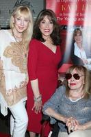 los angeles giu 9 lee benton kate linder spugna moore a il riparo azzurro webfest tv onori kate linder a la bella ristorante su giugno 9 2022 nel glendale circa foto