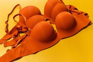 impostato di arancia colore reggiseno su giallo sfondo, avvicinamento. foto