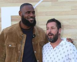 los angeles giu 1 lebron giacomo Adamo sandler a il spingere prima a il villaggio Teatro su giugno 1 2022 nel Westwood circa foto