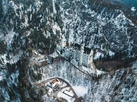 aereo Visualizza di il neuschwanstein castello o schloss neuschwanstein su un' inverno giorno foto