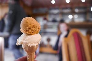 avvicinamento di mano Tenere allettante ghiaccio crema cono foto